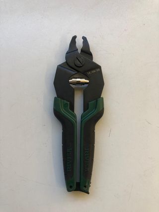 Tenaza para grapar valla metálica