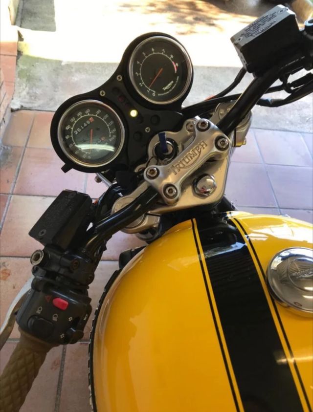 TRIUMH LEGEND TT 900