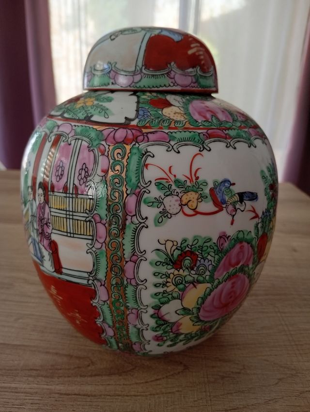 Antiguo tibor (urna) de Macao