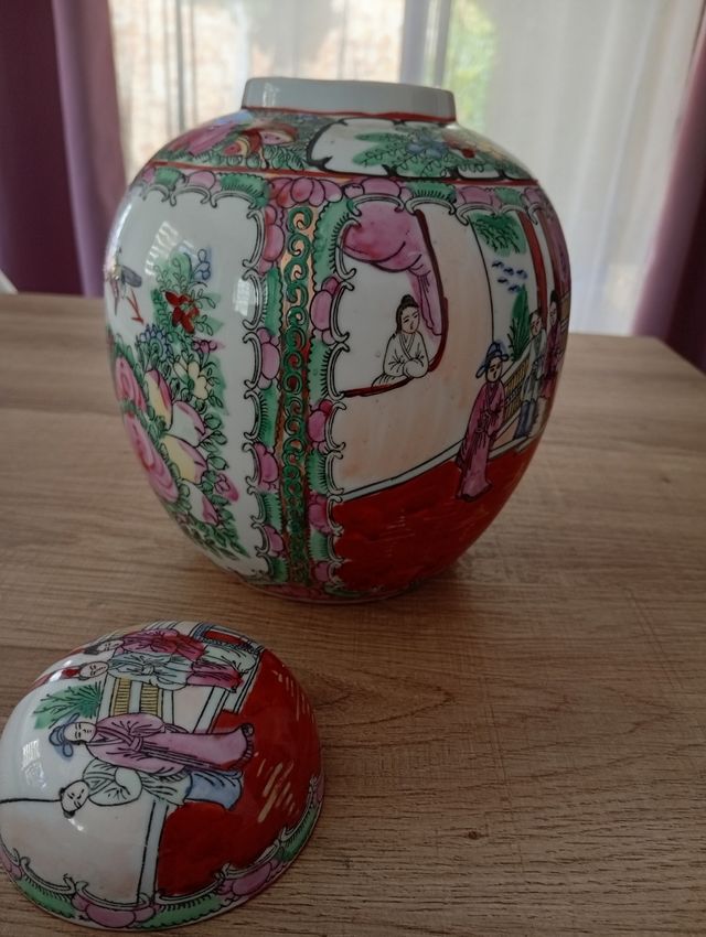 Antiguo tibor (urna) de Macao