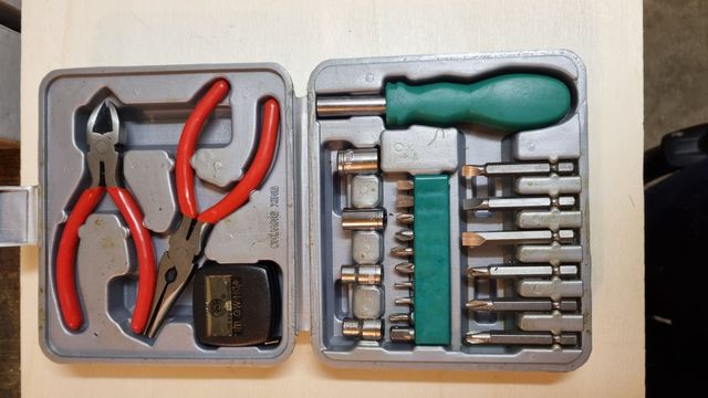 Set cacciavite con inserti, pinza e tronchesie tro