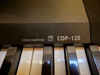 Piano electrónico
