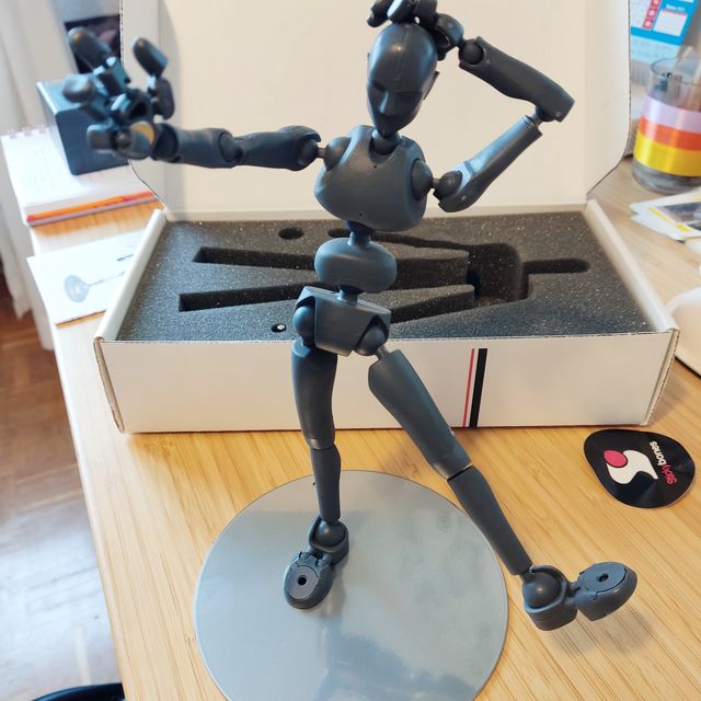 Maniquí articulado con imanes