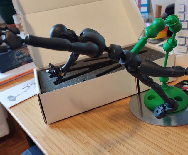 Maniquí articulado con imanes