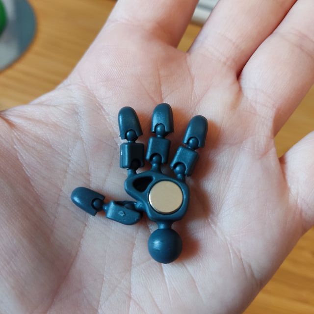 Maniquí articulado con imanes