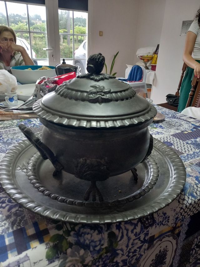 Terrina de estanho antiga com bandeja