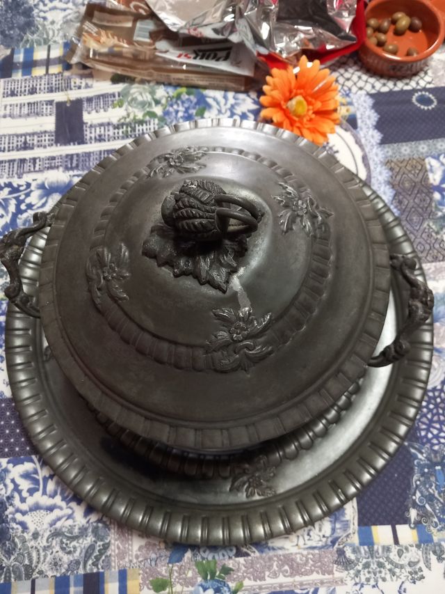 Terrina de estanho antiga com bandeja