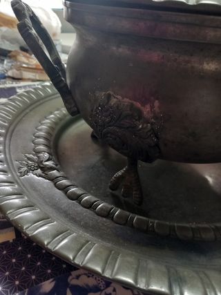 Terrina de estanho antiga com bandeja
