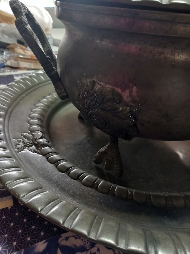 Terrina de estanho antiga com bandeja