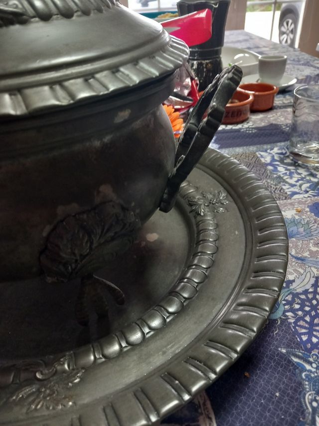 Terrina de estanho antiga com bandeja