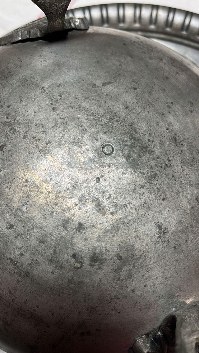 Terrina de estanho antiga com bandeja