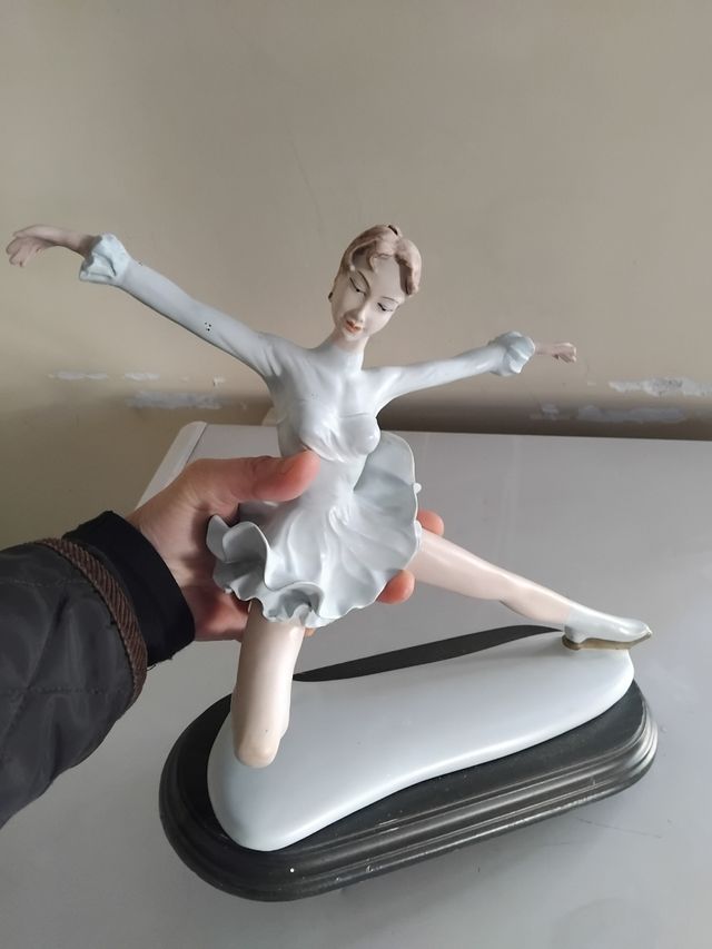 Vintage statuina pattinatrice