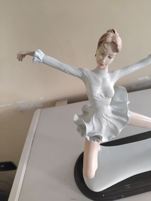 Vintage statuina pattinatrice