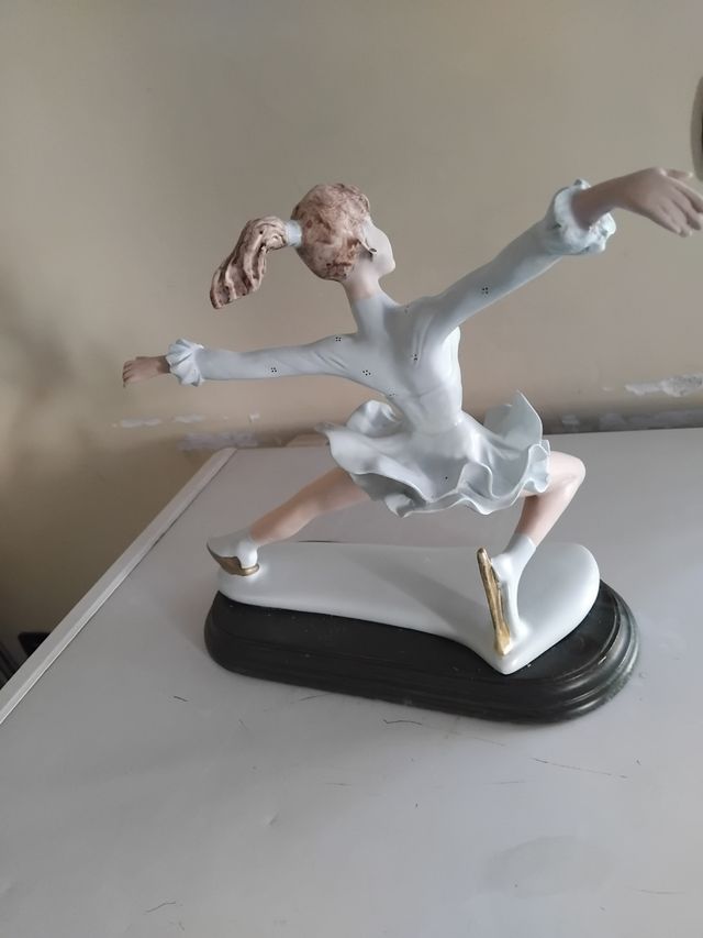 Vintage statuina pattinatrice