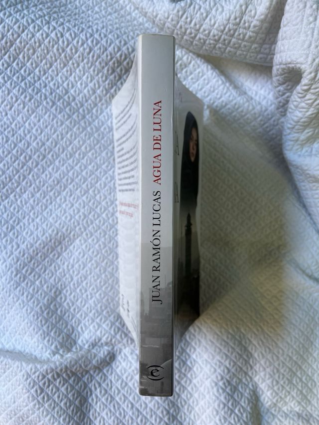 Libro “Agua de Luna” de Juan Ramón Lucas