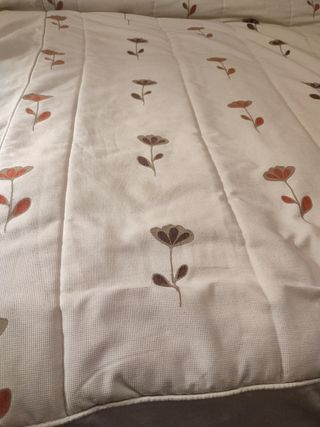 Colcha 1'35 más 2 cojines marca Reig Marti 