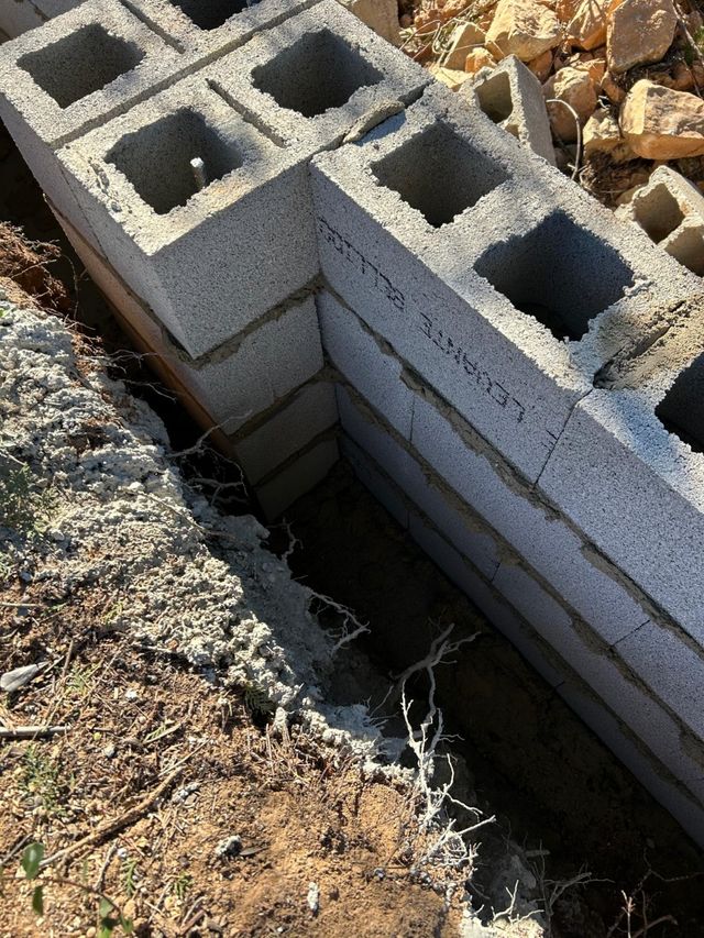 Se reconstruye muros ..