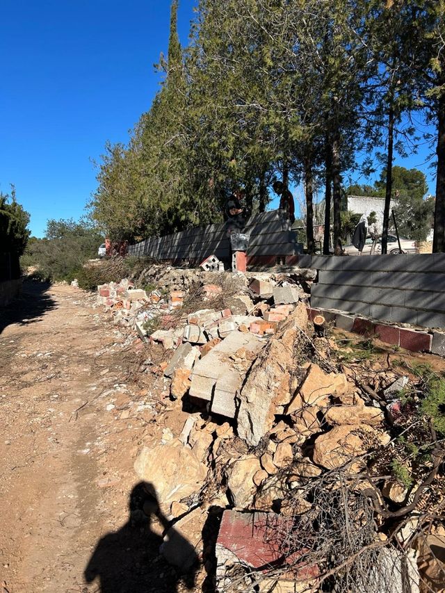 Se reconstruye muros ..