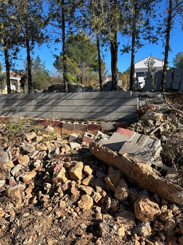 Se reconstruye muros ..