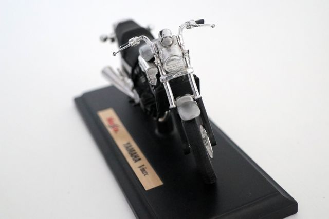 Miniatura moto Yamaha VMax 1/18