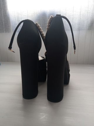 Zapatos tacón negro con doble plataforma.