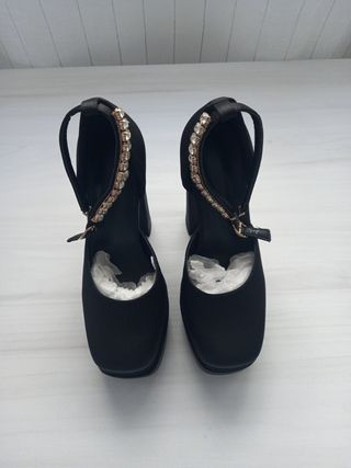 Zapatos tacón negro con doble plataforma.