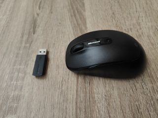 Teclado y ratón Microsoft negros.