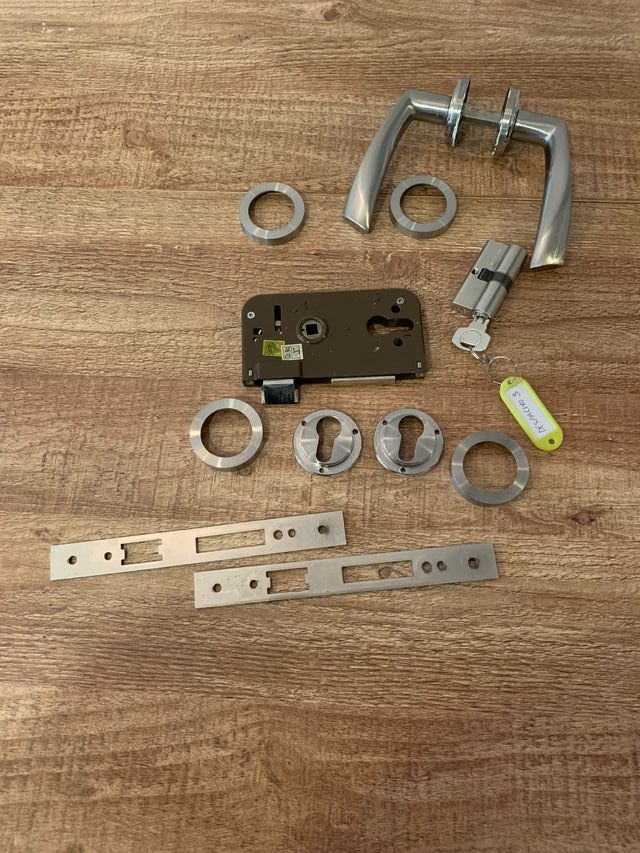 Juego de cerradura con  bombín,manetas y llave.