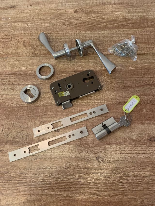 Juego de cerradura con  bombín,manetas y llave.