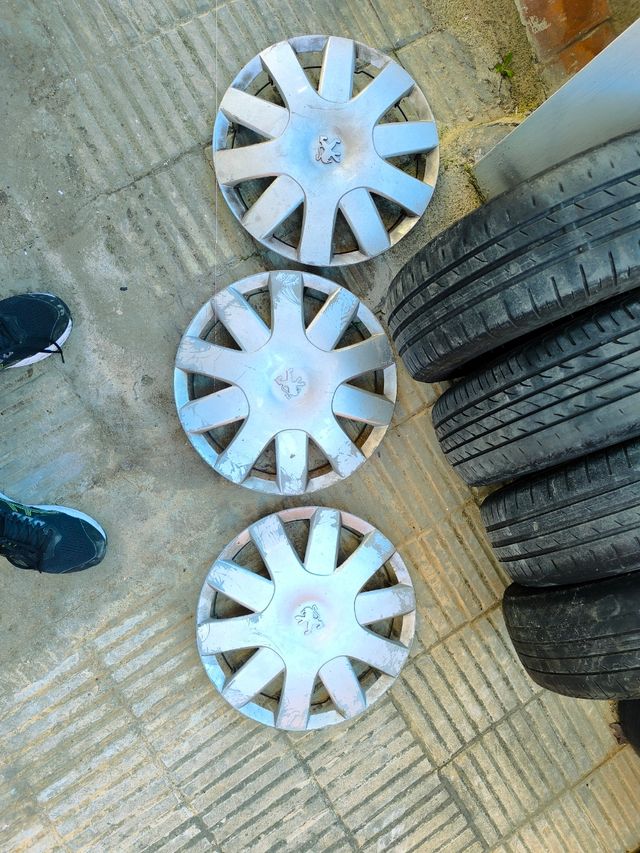 Vendo 3  tapacubos 14 pulgadas  Peugeot