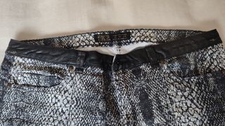 Pantalón pitillo serpiente