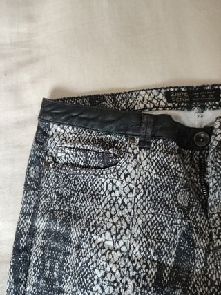Pantalón pitillo serpiente