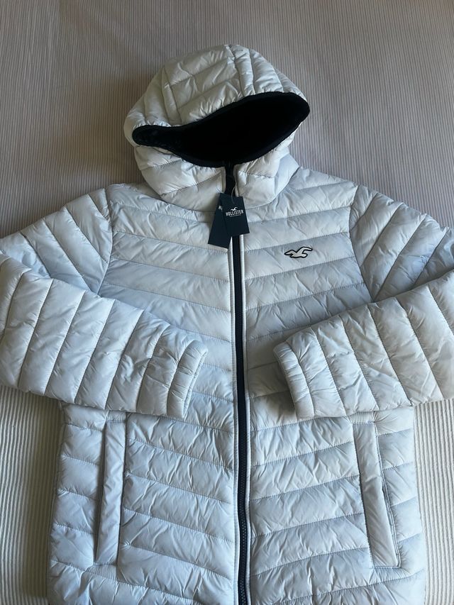 Plumas Hollister blanco