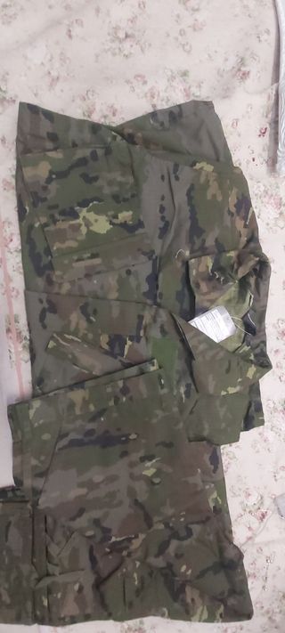 Traje militar boscoso pixelado