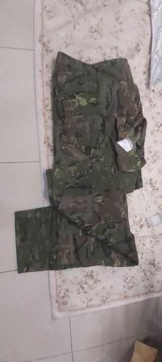 Traje militar boscoso pixelado