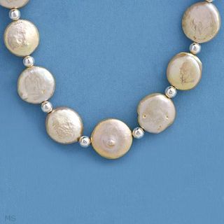 Collar con genuinas madreperlas con bello diseño.