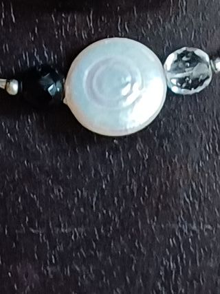 Collar con genuinas madreperlas con bello diseño.