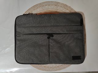 Maletín portátil o tablet.