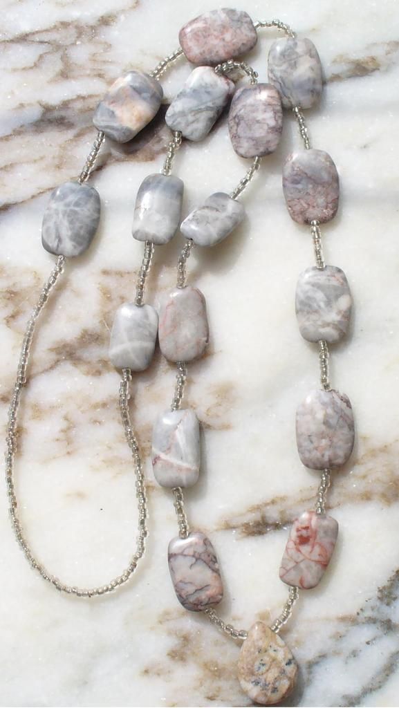 Collar de jaspe africano, gris y rojo con bolitas