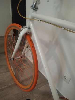 Fixie blanca y naranja