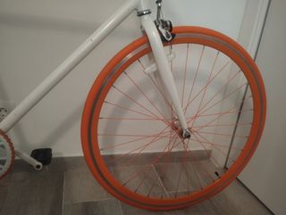 Fixie blanca y naranja