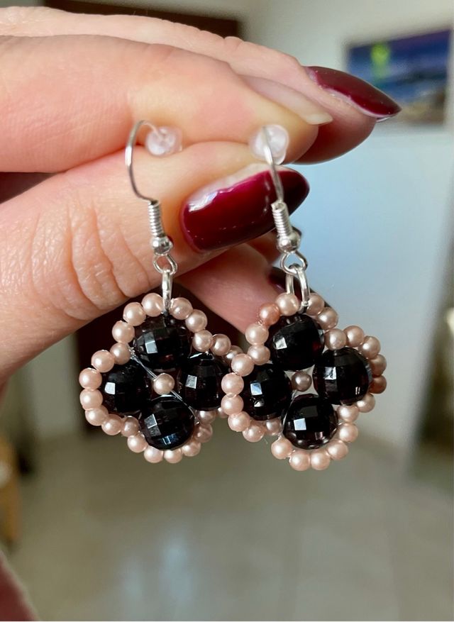Orecchini perline fiore nero e rosa