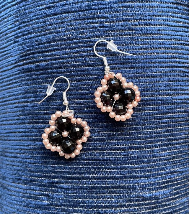 Orecchini perline fiore nero e rosa