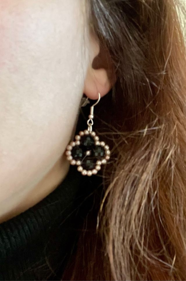 Orecchini perline fiore nero e rosa