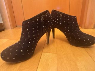 Zapatos negros tachas num 39