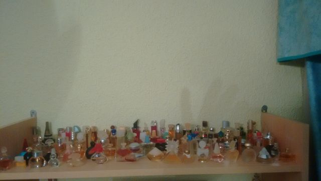 Colección de miniaturas de frascos de colonias.