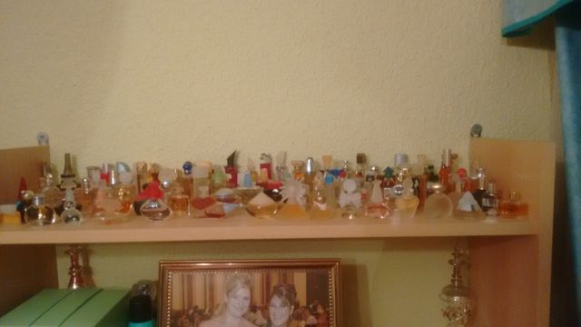 Colección de miniaturas de frascos de colonias.