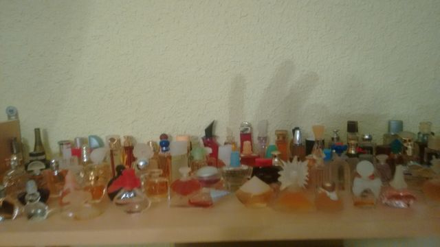 Colección de miniaturas de frascos de colonias.