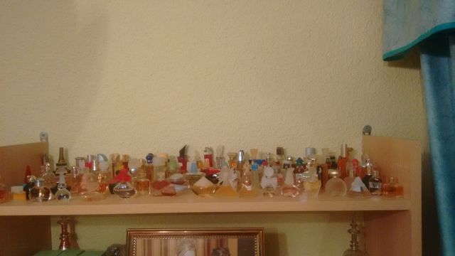 Colección de miniaturas de frascos de colonias.