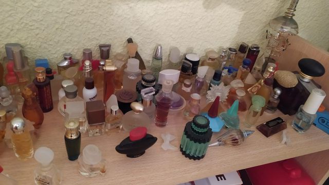 Colección de miniaturas de frascos de colonias.